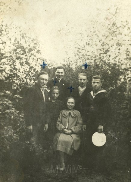 KKE 4143-185.jpg - Od lewej: Bracia Szczukowie, Bolesław, Walery, Zdzisław, Bohdan Paszukow, Janina Szczuka wraz z matką Marią Szczuką, Baranowicze.
